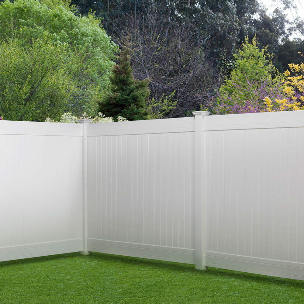 Hudson white vinyl privacy fence corner in backyard